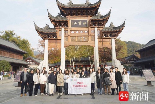 南京栖霞外语志愿服务队开展国际语言环境建设啄木鸟行动