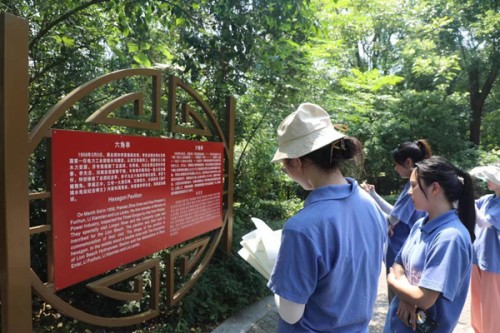 四川外国语大学志愿者们对长寿景区介绍的外语翻译进行记录
